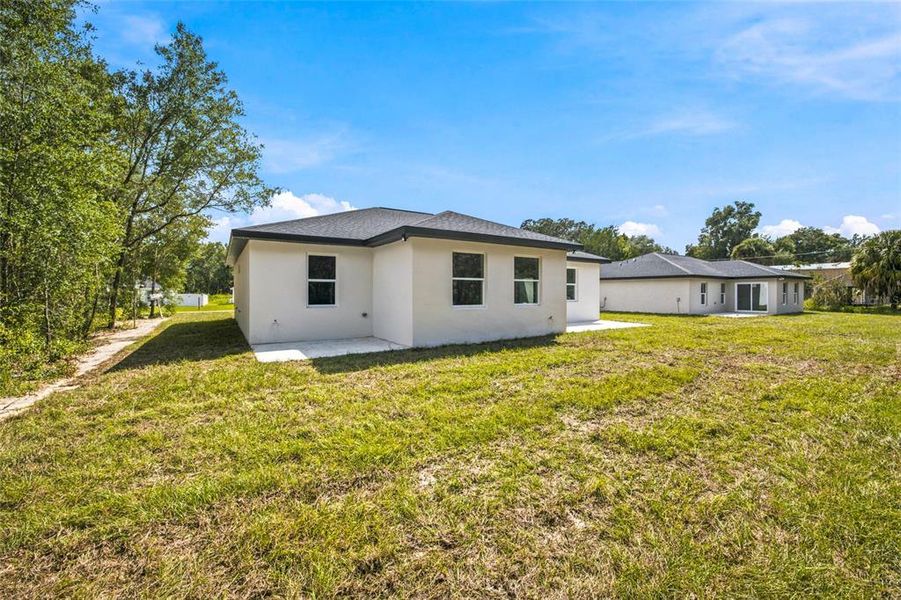 Exterior details and patio area of a home in , Dunnellon (Image 24).