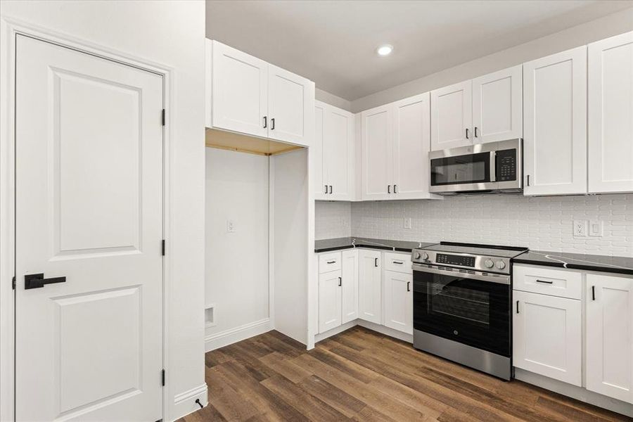 Furnished interior view inside a new home in , Granbury (Image 4). Furnished interior view inside a new home in , Granbury (Image 4).