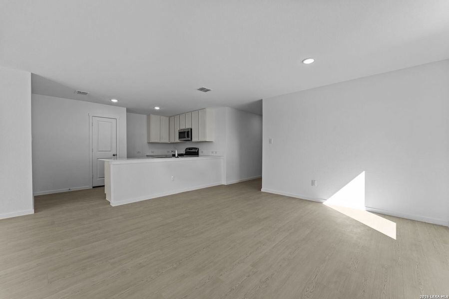 Spacious, unfurnished interior of a new home in Friendship Oaks, Fredericksburg (Image 23).