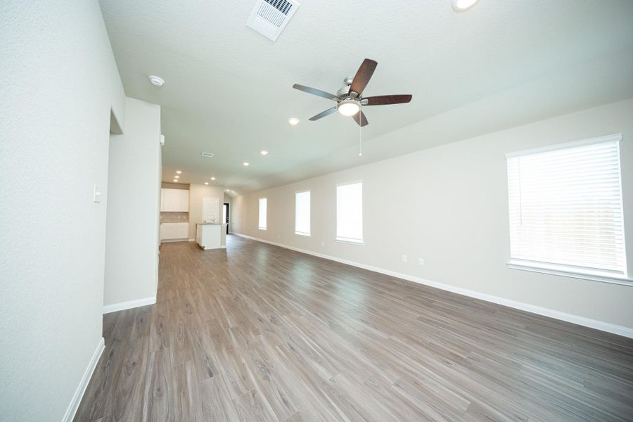 Spacious, unfurnished interior of a new home in Bammel Oaks, Houston (Image 12).
