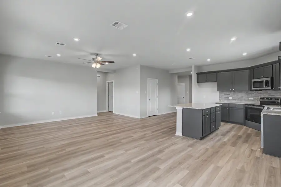 Spacious, unfurnished interior of a new home in Pleasant Hill, Bryan (Image 7).