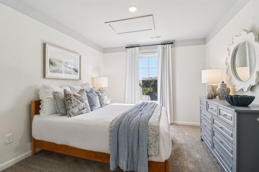 Representative furnished interior of a home built from the Briarwood II by Great Southern Homes in Bickley Station, Irmo (Image 37).
