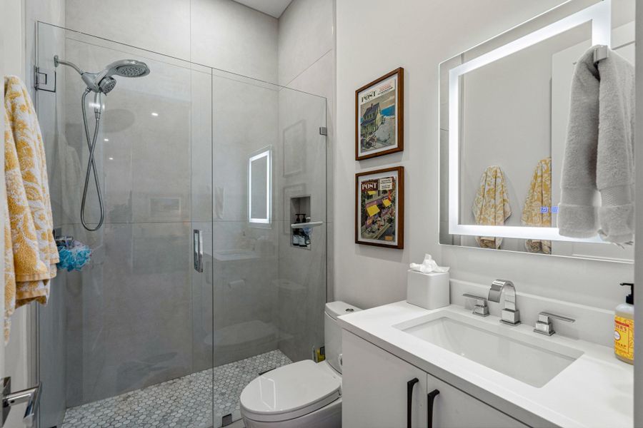 Hallway bathroom shared by the two bedrooms.