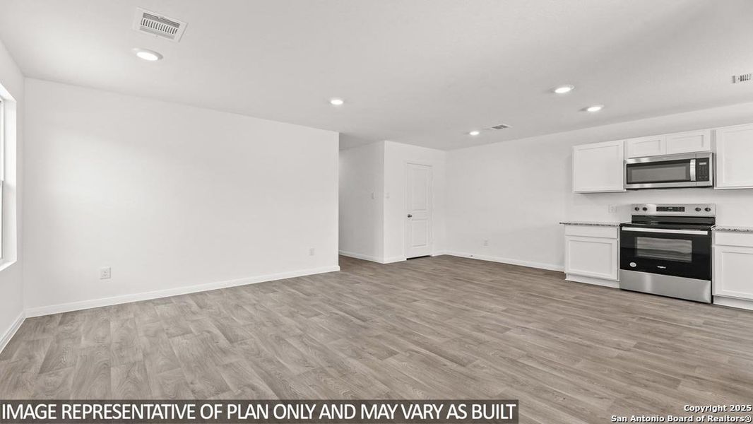 Spacious, unfurnished interior of a new home in Sonora, San Antonio (Image 8).
