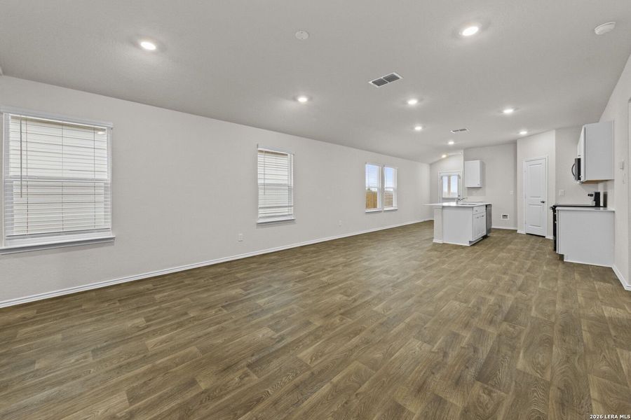 Spacious, unfurnished interior of a new home in Stonehill, San Antonio (Image 12).