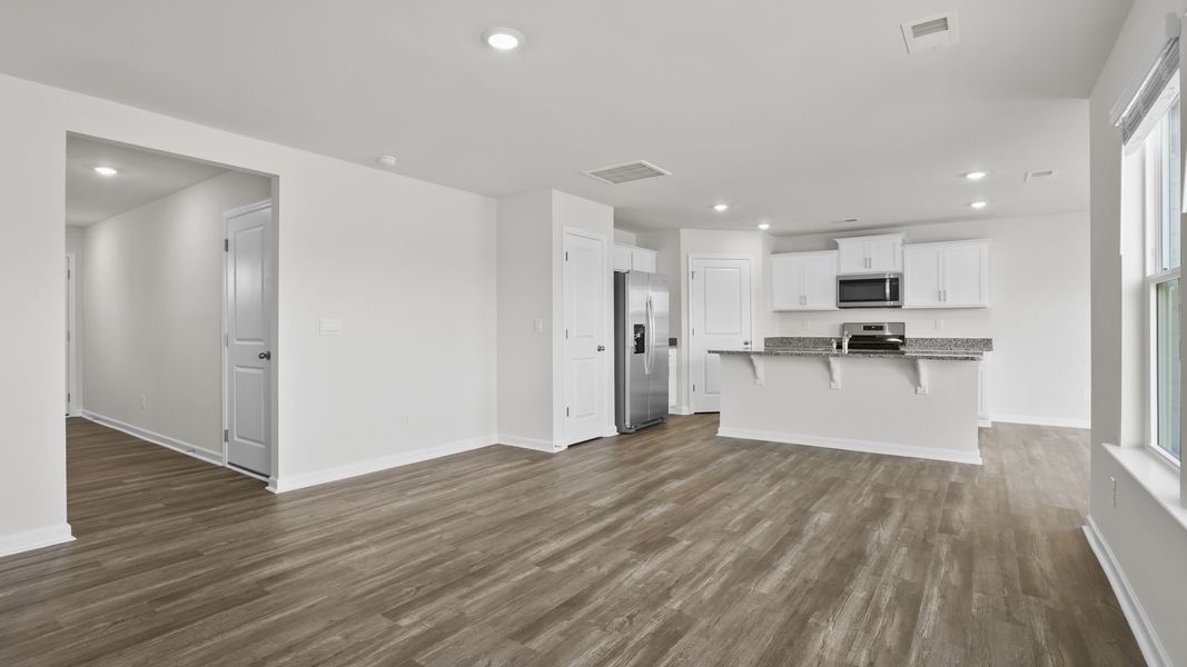 Spacious, unfurnished interior of a new home in Hawk Ridge, Anderson (Image 19).