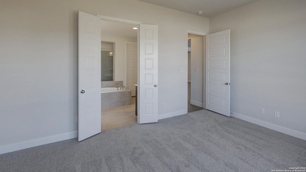 Spacious, unfurnished interior of a new home in Ladera, San Antonio (Image 17).
