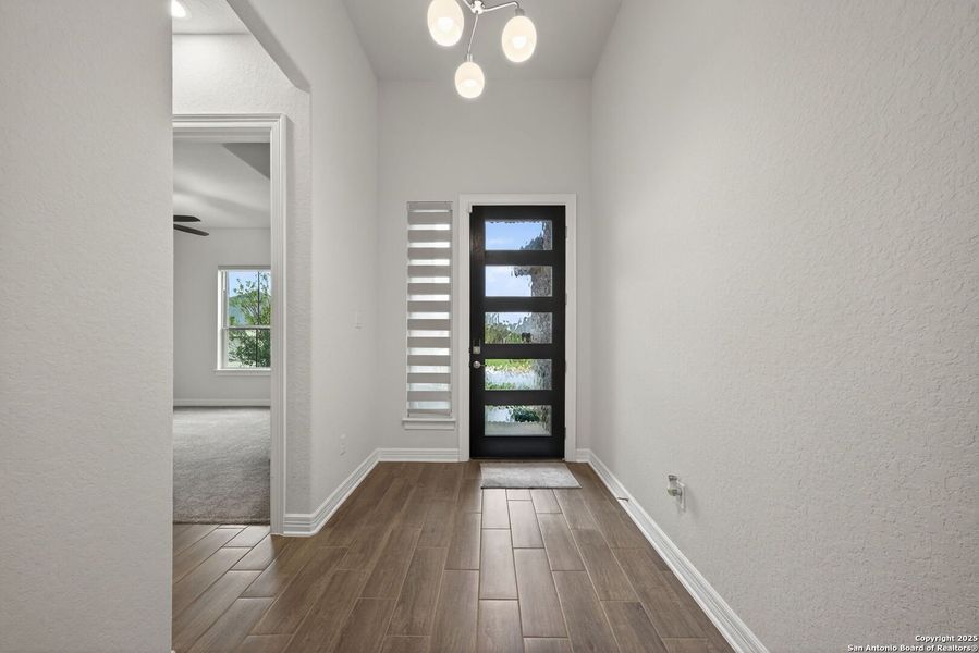 Spacious, unfurnished interior of a new home in Cibolo Crossing, Universal City (Image 23).