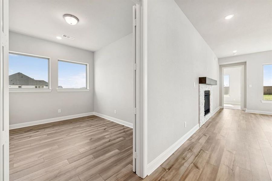 Spacious, unfurnished interior of a new home in Myrtle Creek, Waxahachie (Image 20).