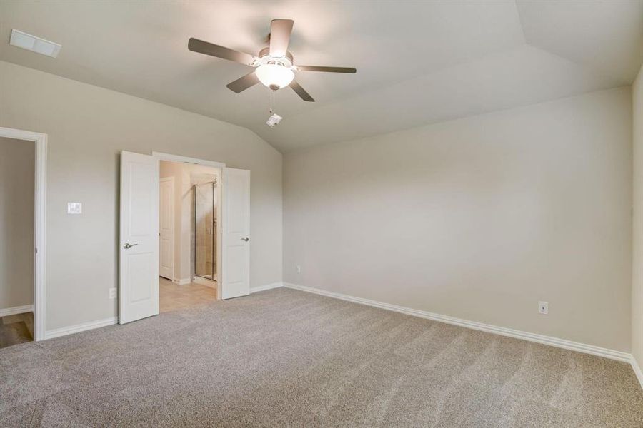 Spacious, unfurnished interior of a new home in Stratton Place, Greenville (Image 15).
