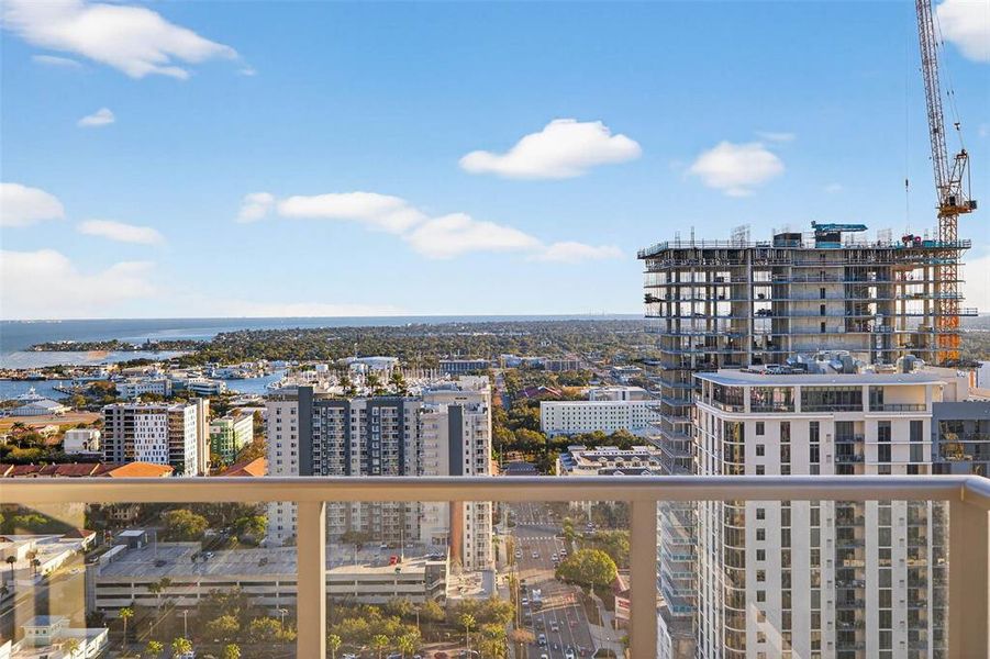 Condo located in St. Petersburg, FL showcasing its design and architecture (Image 4).