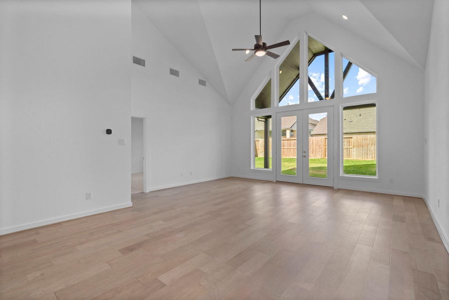 Spacious, unfurnished interior of a new home in Sienna 45', 50', Missouri City (Image 15). Spacious, unfurnished interior of a new home in Sienna 45', 50', Missouri City (Image 15).