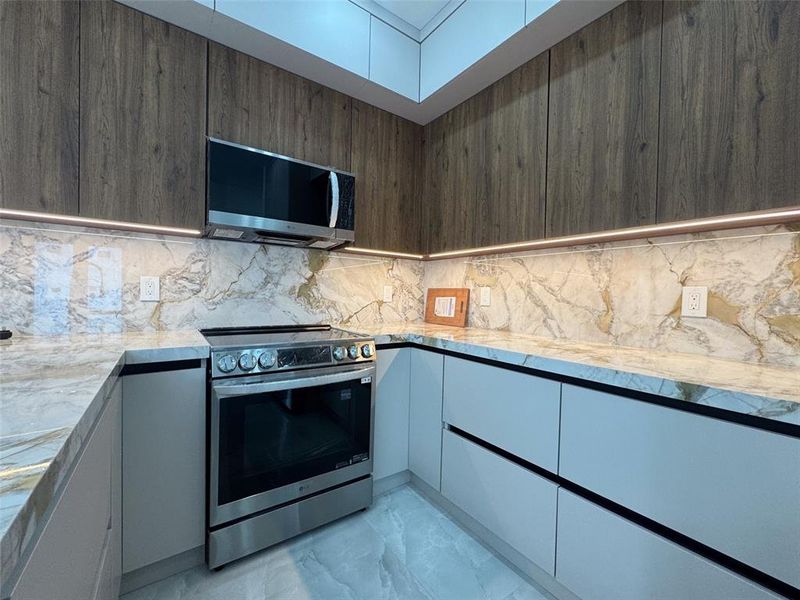 Furnished interior view inside a new home in , Port Charlotte (Image 12).