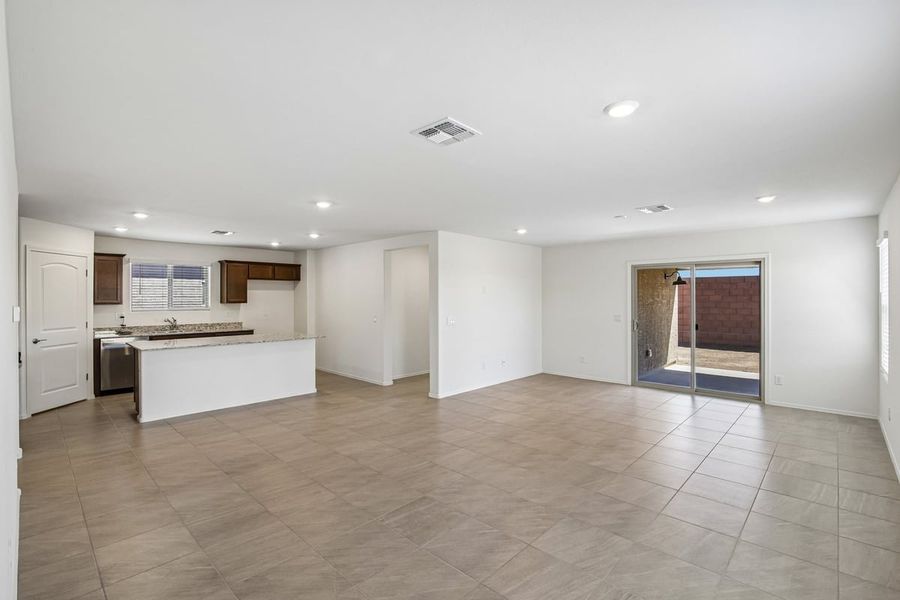 Spacious, unfurnished interior of a new home in Mandarina Reserve, Marana (Image 11).