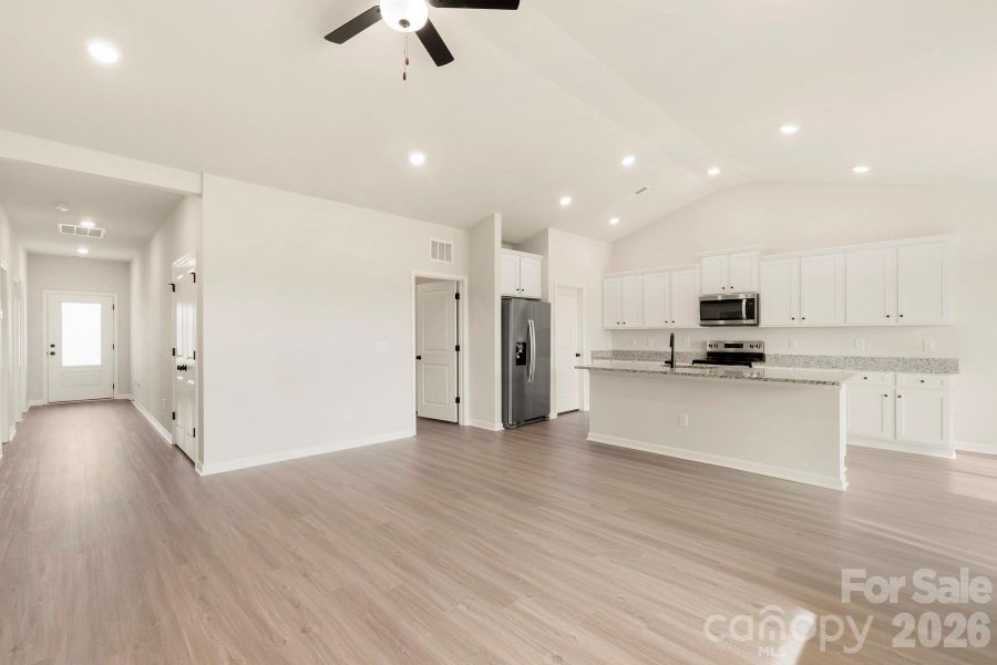 Spacious, unfurnished interior of a new home in Stagecoach Station, Gastonia (Image 8).