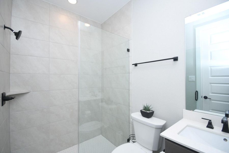 Bedroom #4 (or guest suite) full bath. Bedroom #4 (or guest suite) full bath.