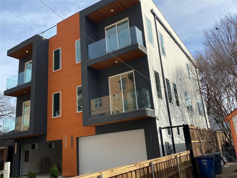 Condo located in Dallas, TX showcasing its design and architecture (Image 6). Condo located in Dallas, TX showcasing its design and architecture (Image 6).