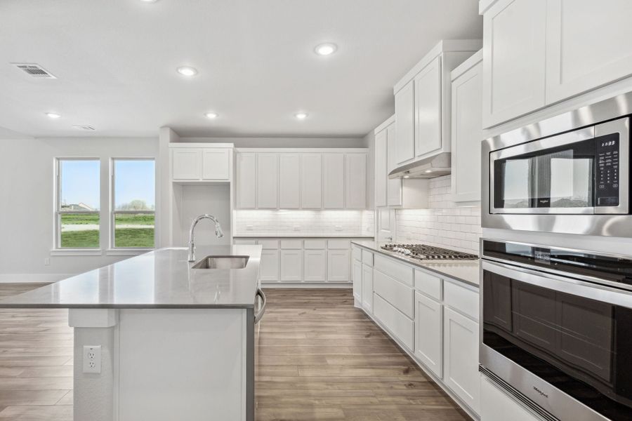Furnished interior view inside a new home in Dove Hollow, Waxahachie (Image 7).