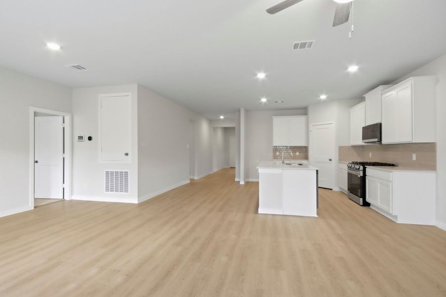 Spacious, unfurnished interior of a new home in Caney Mills, Conroe (Image 15). Spacious, unfurnished interior of a new home in Caney Mills, Conroe (Image 15).