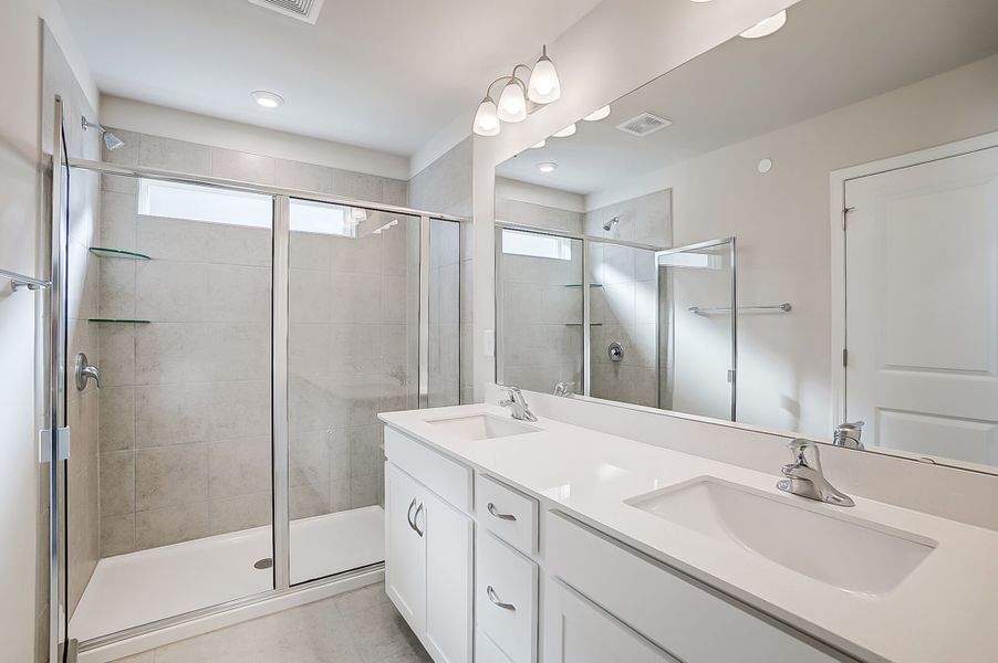 Owner's private full bath