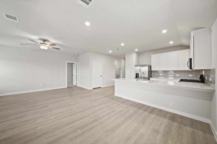 Spacious, unfurnished interior of a new home in Valor Park, Bay City (Image 11).