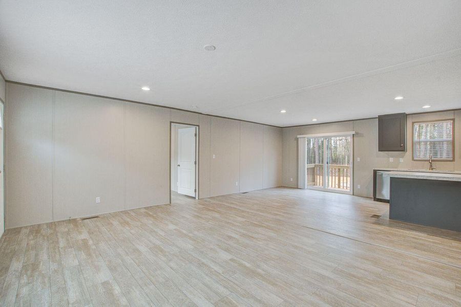 Spacious, unfurnished interior of a new home in , Walterboro (Image 14).