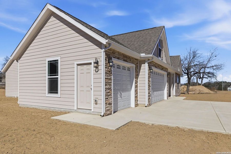 Exterior details and patio area of a home in Lonesome Dove, San Antonio (Image 28).