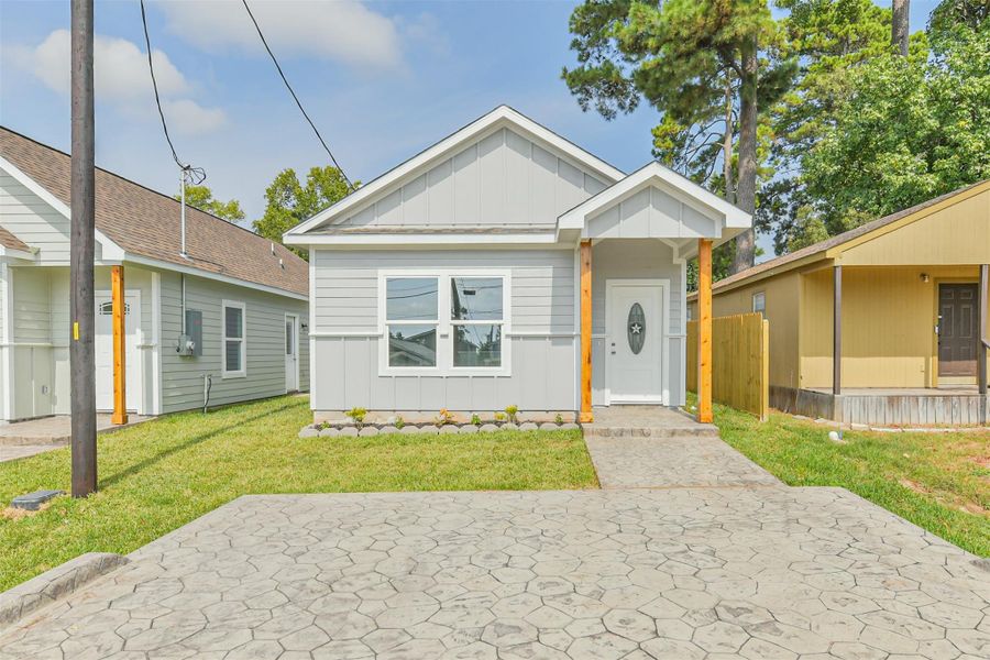 Front exterior of a new home in , Montgomery, TX, highlighting curb appeal (Image 1). Front exterior of a new home in , Montgomery, TX, highlighting curb appeal (Image 1).
