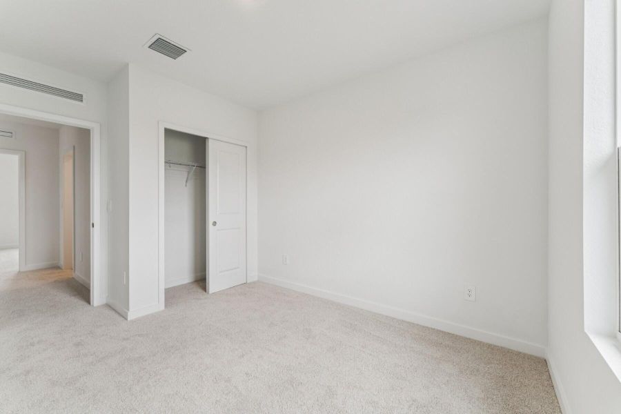 Spacious, unfurnished interior of a new home in , Fort Pierce (Image 30).