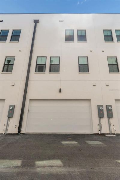 Condo located in Tampa, FL showcasing its design and architecture (Image 4).
