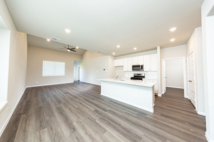 Spacious, unfurnished interior of a new home in River's Edge, Conroe (Image 12).