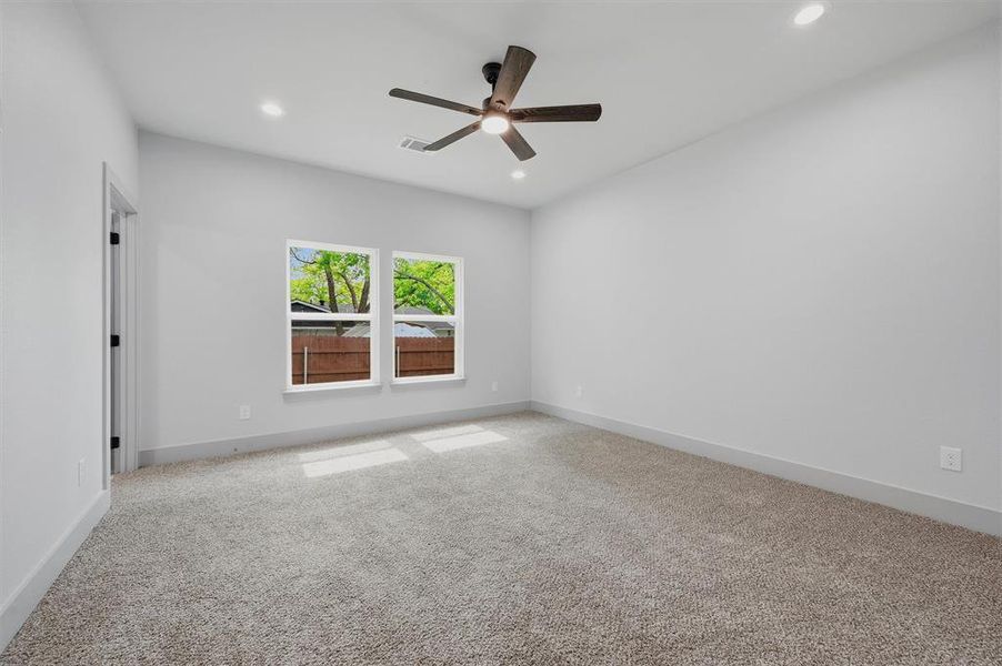 Spacious, unfurnished interior of a new home in , Sherman (Image 14).