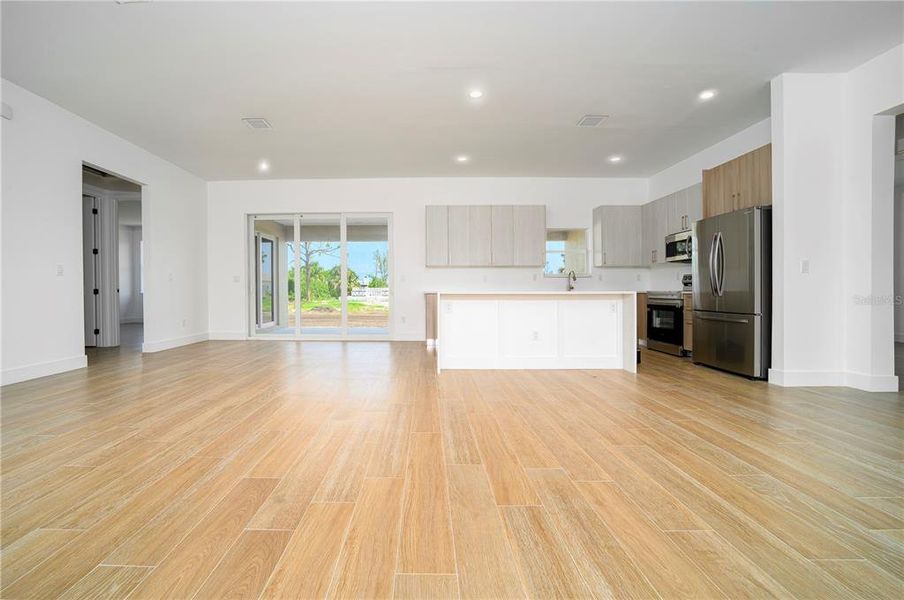 Spacious, unfurnished interior of a new home in , Port Charlotte (Image 9).