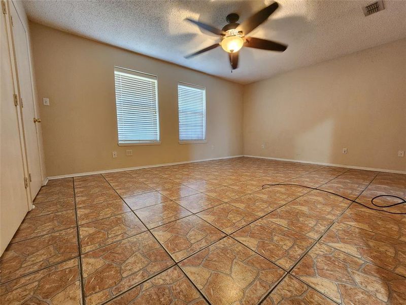 Spacious, unfurnished interior of a new home in , Mineola (Image 10).