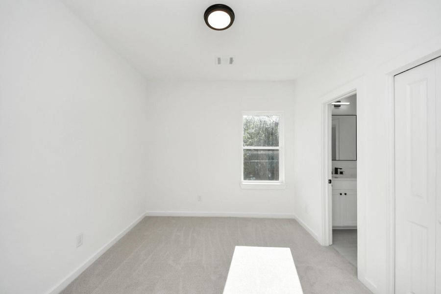 Spacious, unfurnished interior of a new home in , Houston (Image 44).
