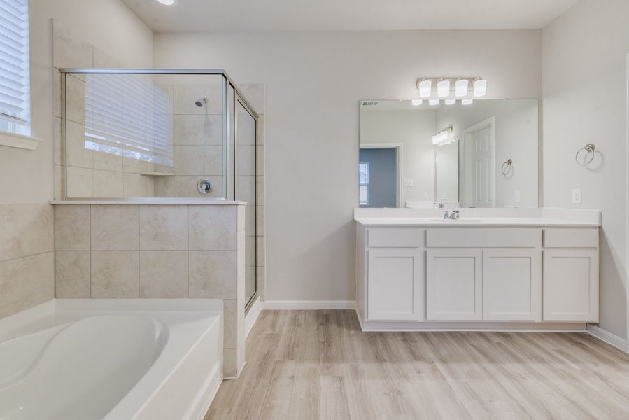 Representative furnished interior of a home built from the Floor Plan 1784 by Colina Homes in River Ranch, Dayton (Image 17).