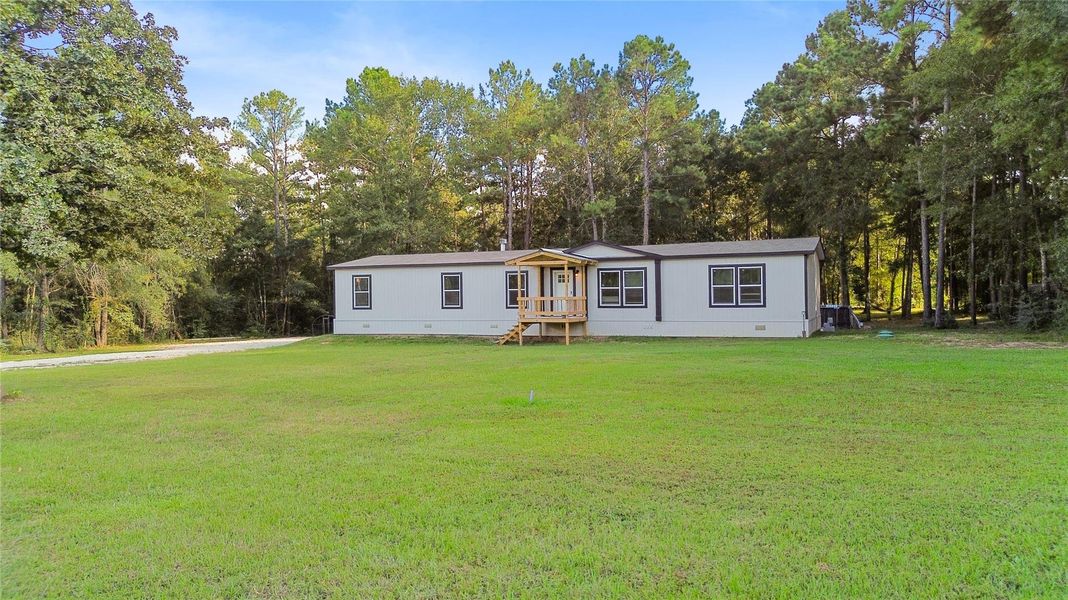 Exterior details and patio area of a home in , Huntsville (Image 1).