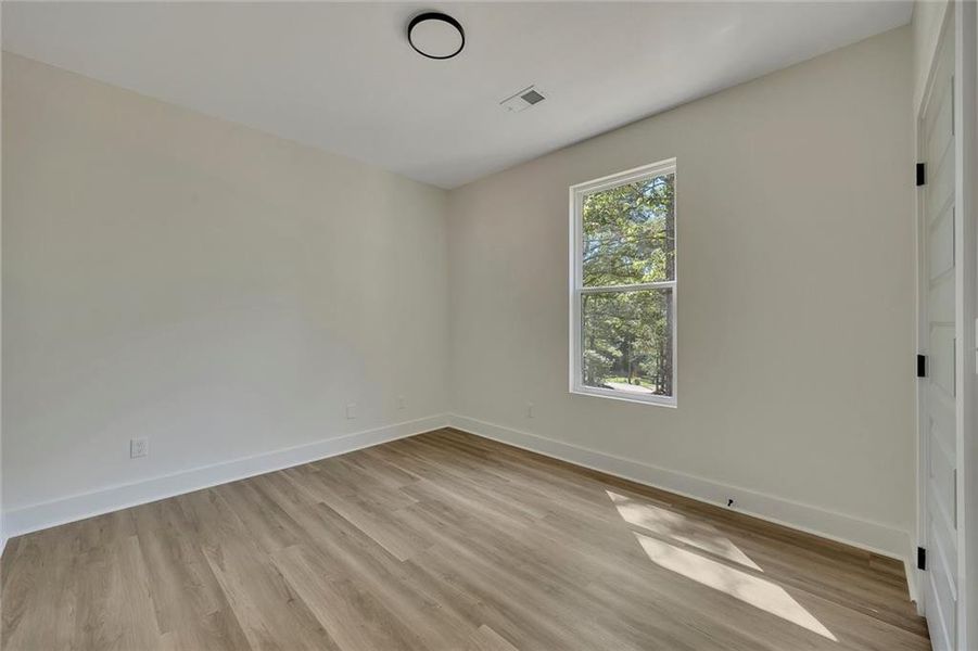 Spacious, unfurnished interior of a new home in , Silver Creek (Image 23).