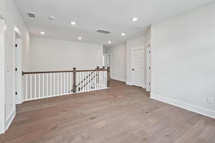 Spacious, unfurnished interior of a new home in Oak Bend, Charleston (Image 18).