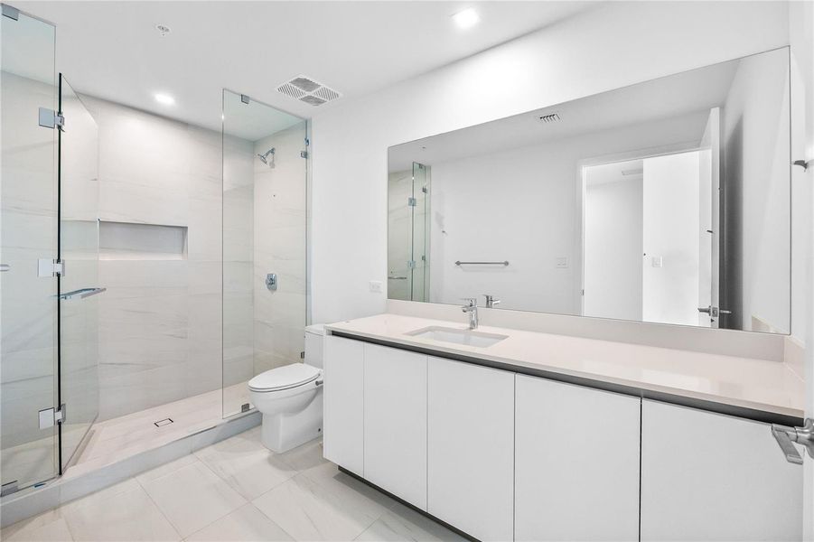 2nd Ensuite Bath with w/ in shower