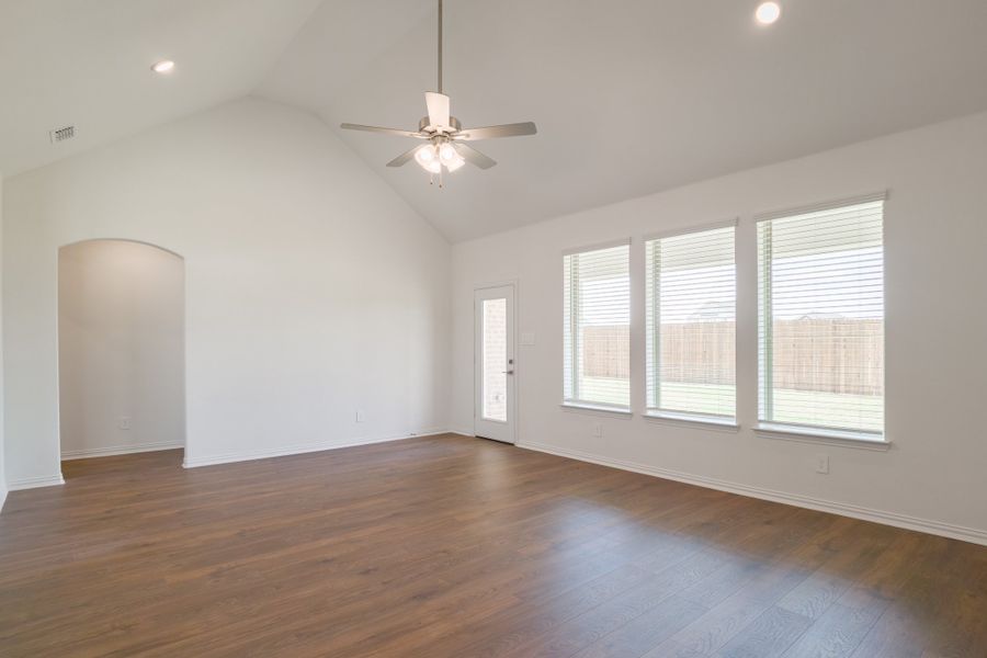 Spacious, unfurnished interior of a new home in Saratoga, Aubrey (Image 23).