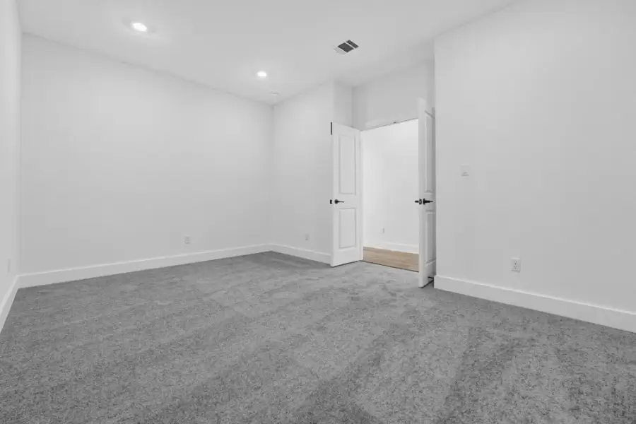 Spacious, unfurnished interior of a new home in Travisso, Leander (Image 25).
