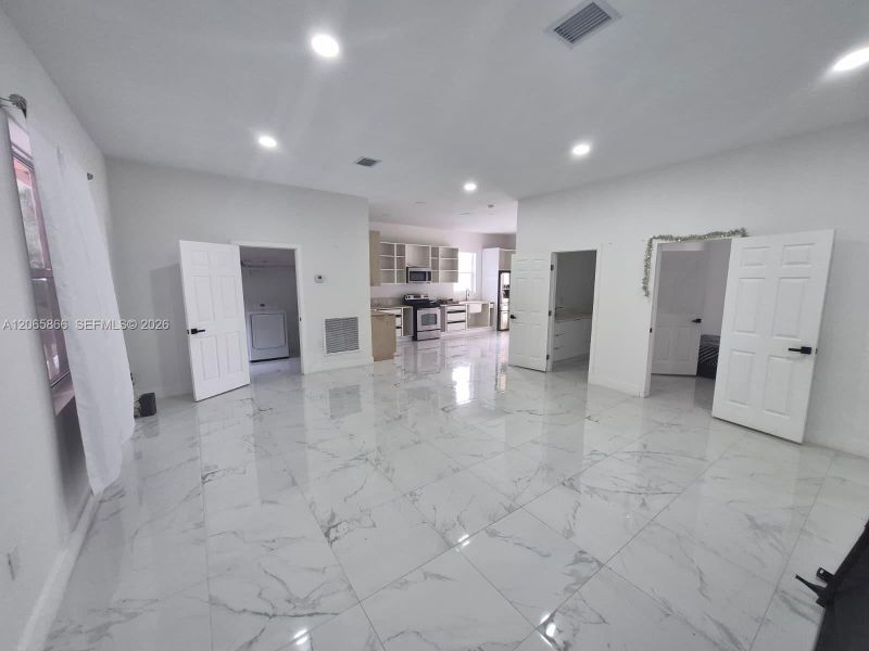 Spacious, unfurnished interior of a new home in , Clewiston (Image 12).