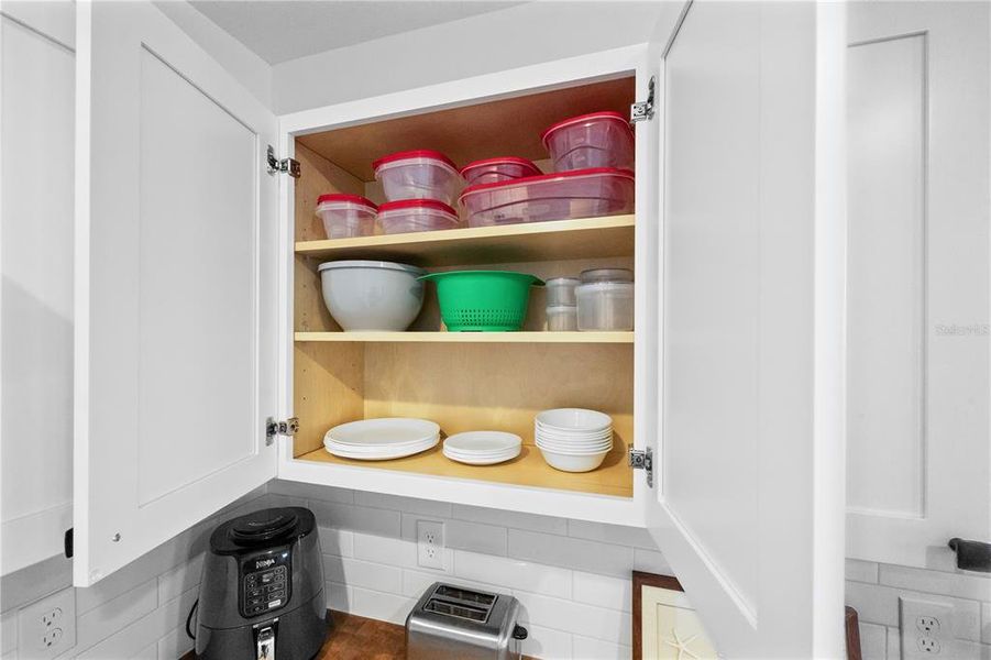 Close-up of interior finishes inside a home in , Tarpon Springs (Image 21).