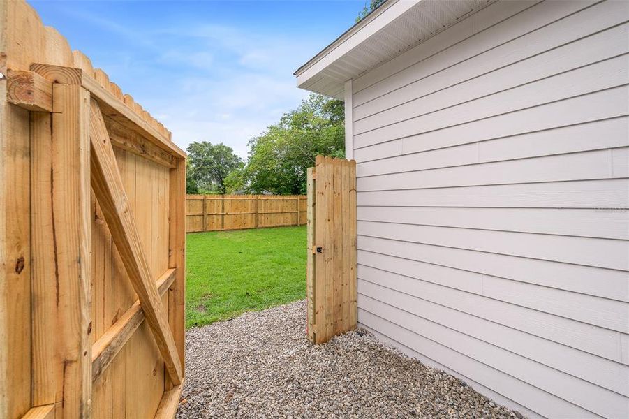 Exterior details and patio area of a home in , High Springs (Image 14).