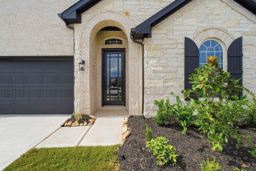 Exterior details and patio area of a home in Ashland, Angleton (Image 3).
