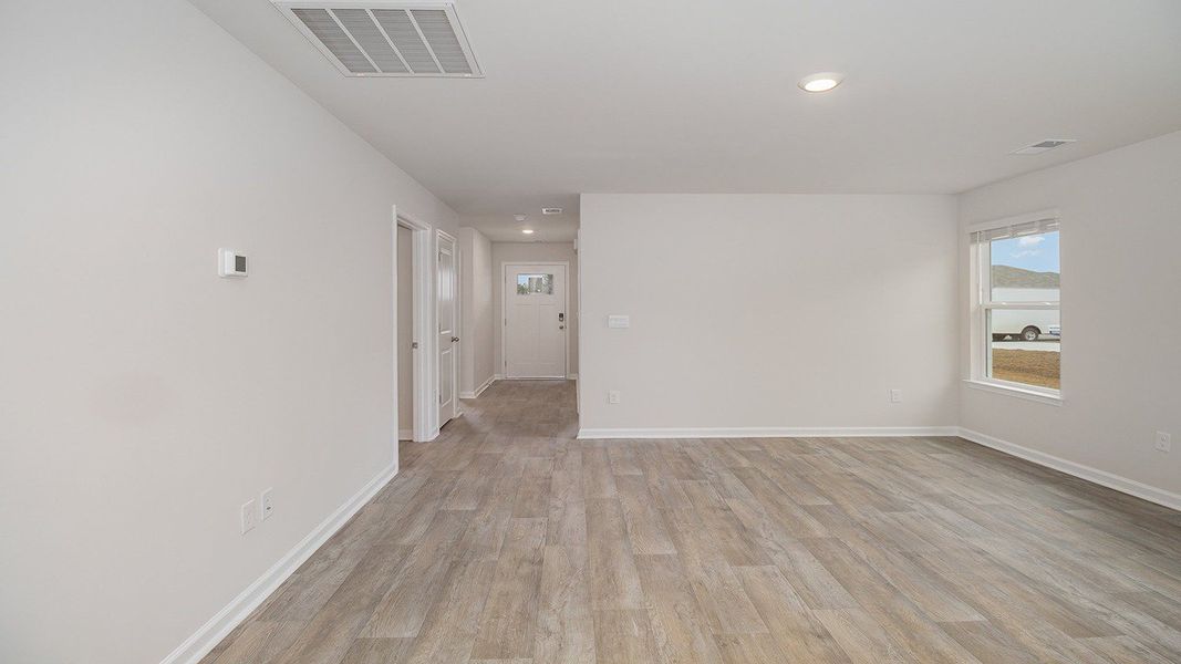 Spacious, unfurnished interior of a new home in Summerville, Darlington (Image 9).