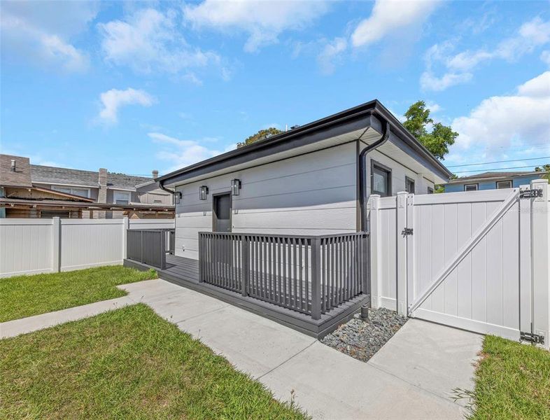 Exterior details and patio area of a home in , St. Petersburg (Image 3).