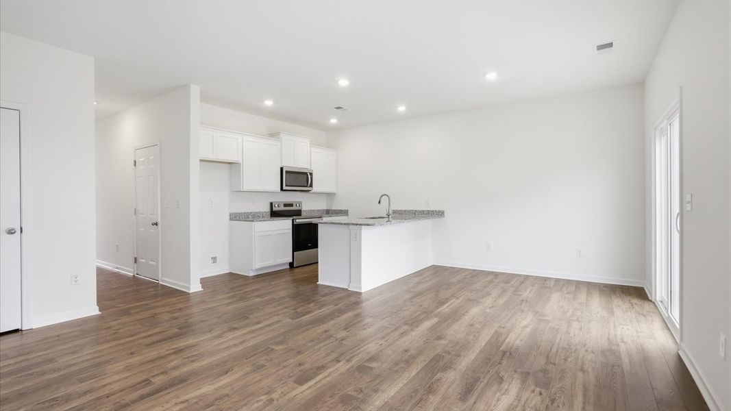 Spacious, unfurnished interior of a new home in Cherokee Crossing, Kodak (Image 13).