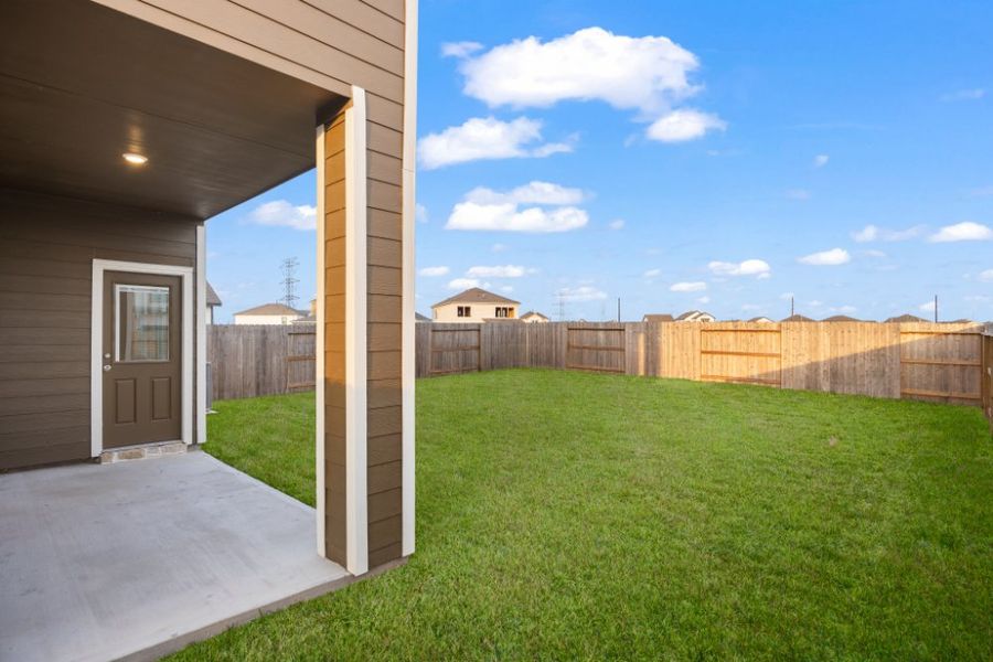 Exterior details and patio area of a home in Glendale Lakes, Rosharon (Image 3).
